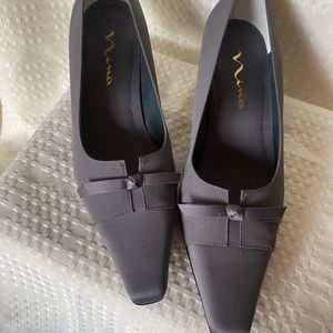Luxurious grey pumps